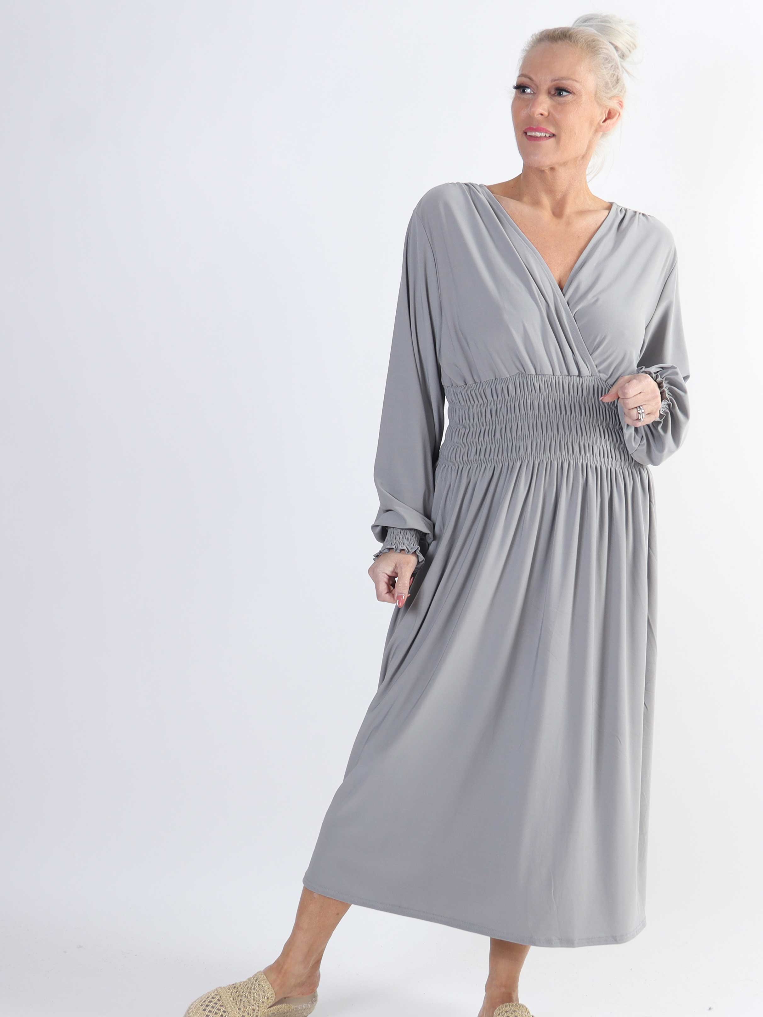 Pams Plain Midi L/S - Elastisk klänning i plus size med smock